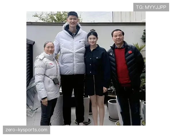 胡金秋家客厅像酒店大堂,那沙发估计比我半年房租还贵 胡金秋家客厅像酒店大堂,那沙发估计比我半年房租还贵