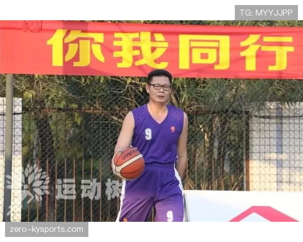 详解篮球比赛中球卡篮筐规则下的球权判定与比赛恢复流程